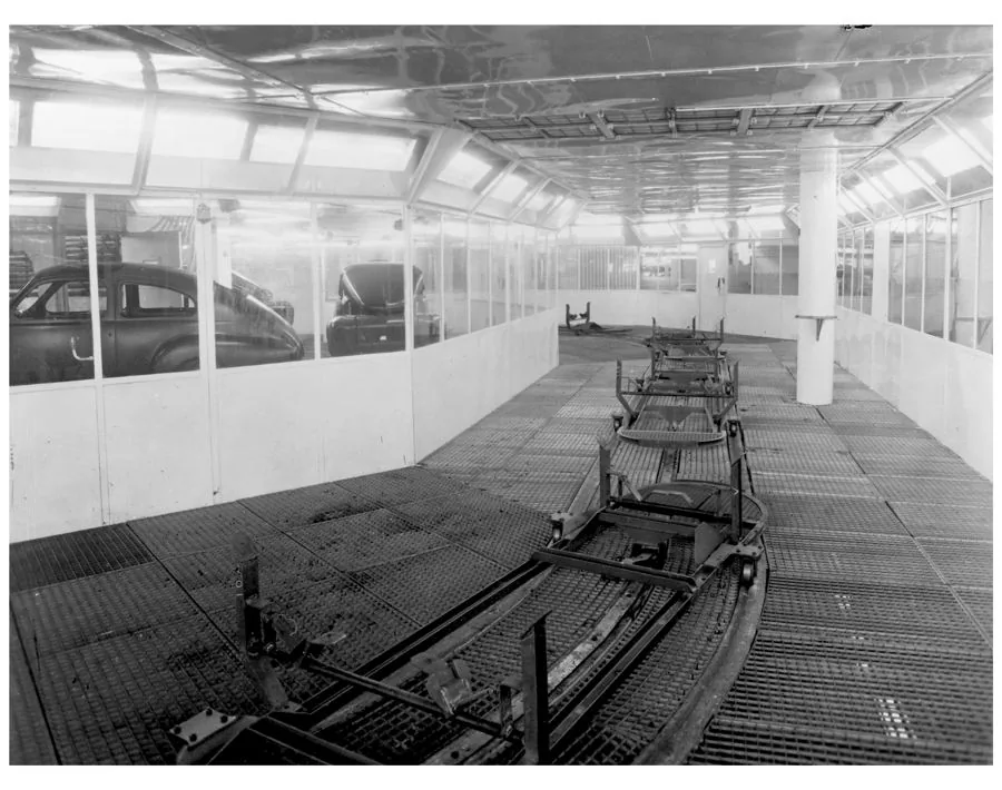 Karossen-Fördertechnik in der Montagehalle, historische Aufnahme