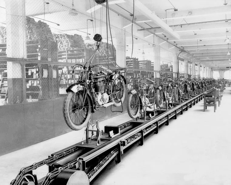 Motorradmontage am Kettenförderer, historische Aufnahme