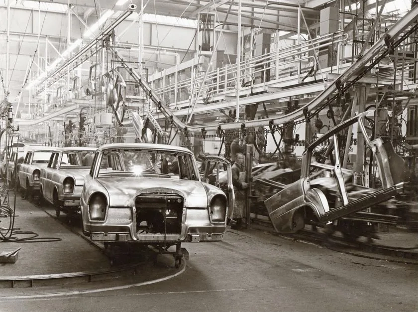 Rohbaulinie mit Hängefördertechnik, historische Aufnahme