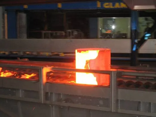 Rollenbahn mit glühenden Stahlblöcken